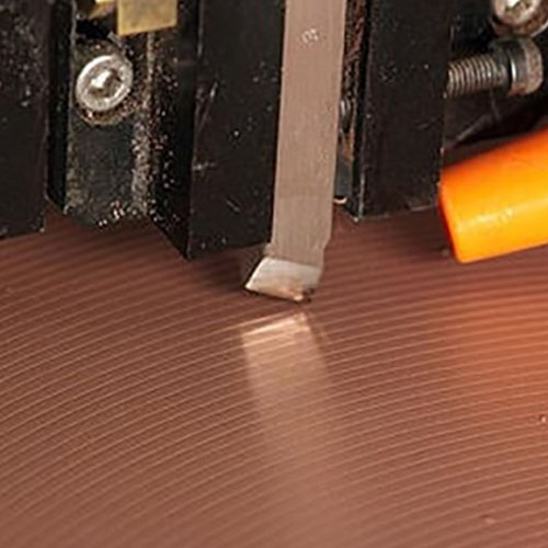 Dispositif de correction de plaque de recouvrement